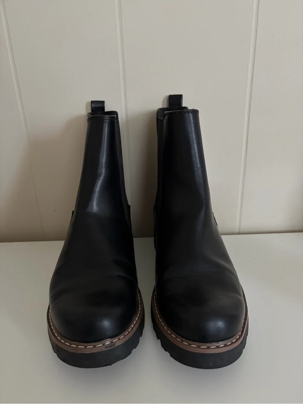Universal Threads Classic Black Chelsea Lug-Soled Ankle Boots - Women's 8